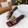 2021 Dames Luxe Platte Sandalen Zomer Fashion Design Lakleer Zwarte Slippers Naakt Ketting Ondiep Strand Leisure Indoor Complete Set Accessoires 35-42