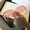 Lunettes de soleil Hoge Kwaliteit Merk Ontwerp Vrouwen Zonnebril Luxe Bril Lady Vierkante Vrouw 2021 Roze Blauw Lens Mannen217U