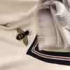 Kobiety swetry jesienne zimowe pszczoły dzianiny w szyku V Crope samice hafty haftowe zwierzęce hafty miodne pszczół na dzianiny Sueter Mujer