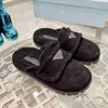 Mjuka kvinnor vinter tofflor platt klackar varm designer lyxig furry glidor skor solid färg inomhus dam mode flip flops med låda