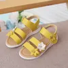 Sandaler 2023 sommar nya flickor Sandaler Kids Floral Sandaler med 3 blommor Princess Sweet For Wedding Party Dress Shoes Kids Sandaler 21-36 R230529