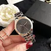 Modemerk Horloges vrouwen Meisje kristal Grote letters stijl Metalen stalen band Quartz Polshorloge M118