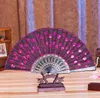 Kinesisk klassisk dans vikning fläkt fest favorig elegant färgstark broderad blomma påfågel mönster sequins kvinnliga plast handhållen fans gåvor bröllop sn5954