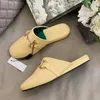 Chinelos de outono femininos com cabeça redonda e fundo plano Padrão de impressão clássica fivela de ferradura decoração sapatos casuais couro macio