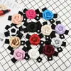 Pins, broscher Koreanska Mode Söt Romantiskt Läder Camellia Blommor Bow Brosch Smycken Luxury Lapel Pin Badge Bowknot Väska Kvinnor Tillbehör