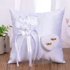 Almohada para anillo de bodas con forma de flor blanca, cojín de satén con ajuste de corazón, proveedores de fiesta de alta calidad