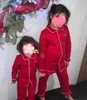 Aile Noel Pijama Erkek Yürüyor Kızlar Pijama Fırfır Fırfır PJS 100 Pamuk Kırmızı Pijama Set 210903