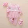 „Entzückendes Baby-Spitzen-Overall-Set – Strampler im Prinzessinnen-Stil mit Socken und Stirnband – perfekt für den Herbst – 0–3 Monate“