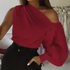 Damskie Bluzki Koszule 2021 Moda Kobiety Bluzka Asymetryczny Pojedynczy Rękaw Lantern Top Solid Color Slash Neck Off Shoulder Shirt Streetwear