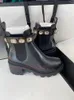 Botas de grife femininas bordados Bee Martin Desert Boot Flamingos Love Arrow Medalha de couro grosso antiderrapante sapatos de inverno tamanho US 5-11 de alta qualidade