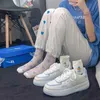 Zapatos casuales para mujeres 2021 nuevos estudiantes de estilo japonés zapatos blancos de dibujos animados zapatos de estudiante para mujeres Sneaks Y0907