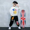 Conjunto de roupas de moda para crianças grandes mola crianças soltas esporte letra coreana cópia branca camisolas e calças pretas 12y 210622