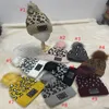 Unisex-Winter-Strickmützen, klassische Buchstaben-Pompon-Mützen, Modedesigner-Schädelkappe, Boonet Outdoor-warme Pom-Häkelmütze, grobe Strickmützen, Mütze. Das Etikett ist geklebt