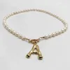 Echtes Choker-Alphabet A-Z-Anfängliche Halskette Edelstahlschnalle Goldfarbe Anhänger Süßwasserperlenschmuck