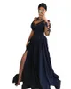 2022 Dark Dresses Blue Prom Dresses Nosić jedno ramię Długie rękawy Koronkowe aplikacje Kryształowe koraliki High Side Split Suknie wieczorowe Sweep Sweep Size