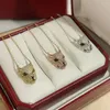 Ventas directas de fábrica, las más altas calidades de mostrador, collares con colgante dorado de latón de 18 quilates con diseño de marca verde, estilo clásico, serie Trinity, joyería, regalo de cumpleaños