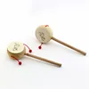 Naturalne drewno Muzyczne zabawki Cartoon Chiński Tradycyjny Spinning Bęben Kształcie Grzechot Hand Bell Baby Kids Early Educational Toy 1 15yn Y2