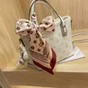 Designer-Handtasche Store 70 % Rabatt auf eine geprägte Handtasche, einen femininen Schal, einen bedruckten Messenger-Gemüsekorb, Verkäufe