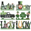 Stock St. Patricks Day Party Tafel Teken Decoratie Gelukkige Klavers Groene Vrachtwagen Houten Tafelblad Thuiskantoor Ornamenten Xu