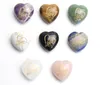 حجر شقرا طبيعي صغير الحجم منحوت من الكريستال الريكي شفاء لطيف على شكل قلب حجر محفور بأحرف "الحب"