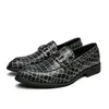 Wysokiej jakości męskie buty ślubne Krokodyl Wzór metalowy przycisk Patent skórzany błyszczące swobodne mokasyny na bal.
