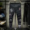 Lettres de broderie à la mode pour hommes College Boys Skinny Runway Zipper Denim Pants Détruit Ripped Jeans Noir Blanc 210716