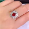 Роскошный цветок Ruby Moissanite Promise Кольцо стерлингового серебра 925 Стерлингового серебра Свадебные кольца для женщин Бримальные ювелирные изделия