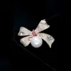 Elegancki Różowy Kryształ Bowknot Broszki Dla Kobiet Broche Accesorios Mujer Symulowany Pearl Broszka Pinów Biżuteria Girlfriend Prezenty