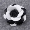 Swatches de tissu noir blanc authentique en cuir camélia arc de fleur pour femme
