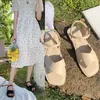 Sandalet 2021 Yaz Bej Topuklu Konfor Ayakkabı Kadınlar Için Çapraz Siyah Moda Düz Temizle Kızlar Roma Scandals Temel Kauçuk Sol