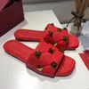 VG Altın Perçin Terlik Dana Derisi Sandalet İtalya Ünlü Marka Çizikler Eşkenar dörtgen dikişler Kaydırıcılar Kadınlar Kırmızı Düz Topuk Terlik Lüks Tasarımcılar Ayakkabı En Kaliteli 6 Renk