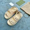 Designer kvinnors sandal med mini dubbel g gummi gelé tofflor plattform sandaler justerbara spänneteckningar glider sommarstrand flip flops med ruta 299