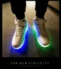 Klassiska LED-skor för barn och vuxna USB Laddning Ljus upp sneakers för pojkar Tjejer Män Kvinnor Glödande Fashion Party Shoes 210306