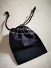 Envoltura de regalo 11.5X15 cm Bolsa de polvo de seda negra Bolsa de embalaje de moda Paquete Bolsa de cadena para joyería Caja de almacenamiento de letras impresas Buena calidad