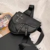 Bütün erkek çanta sokak trend perçin punk omuz çantası açık eğlence deri bisiklet çanta kişiselleştirilmiş zincir dekorasyon 265a