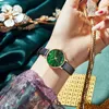 Piccolo orologio verde alla moda con disco retrò. Versione coreana dell'orologio da studentessa alla moda, luminoso e impermeabile