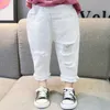 Printemps filles blanc lâche jeans déchirés enfant en bas âge enfants décontracté tout-match denim pantalon 210615