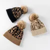 ビーニー/スカルキャップ冬の帽子女性ヒョウ編み女性の帽子のぬいぐるみボール暖かい風の屋外ソフトビーニーgorros invierno delm22を維持する