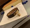 Bracelet en cuir PU marron plat classique à la mode avec des bracelets à breloques à tête de verrouillage en métal dans une boîte cadeau au détail SL06297z