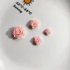 Mieszanka kolorów 50pcs Mini płaska żywica Cabochony Kwiat róży do scrapbookingu Kameo rzemieślnicze