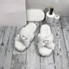 Top nyast luxurys designers kvinnor damer ull tofflor glides vinter päls fluffig furry triangel bokstäver sandaler varm fuzzy tjej flip flop slipper svart vit beige