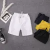 Novas crianças shorts para meninos verão criança bebê cintura elástica esportes calça algodão adolescente roupas brancas shorts com cintos 210308