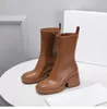 Luxurys designare av högsta kvalitet kvinnor regn stövlar England stil vattentätt välkunnigt gummi vatten regn skor ankel boot booties