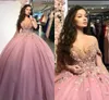 Dammig rosa bollprinsessan klänning quinceanera klänningar 2021 sexig från axeln tyll sweet 16 klänning applikation pärlor promenad klänningar al8759 s