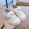 2021 جديد أزياء الأطفال الأحذية الجلدية طفلة عارضة لينة أسفل طفل القوس الأميرة x0703