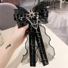 Pins, broscher Kvinna Stor Pin Black Letter Ribbon Lace Bowknot Corsage Pearl Fashion Bow Tie Smycken T Shirt Tillbehör