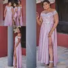 Plus size bruidsmeisjekleding van de schouderkant kanten applique vloer lengte satijnen zijde spleet op maat gemaakte bruidsmeisje jurk strand bruiloft Vestidos 403 403