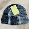 Kış Kasketleri Unisex C Örme Şapka Trendy Mektup Tasarımcısı Kafatası Kapaklar Boonet Kravat Boyalı Tığ Şapka Tıknaz Örgü Kap Açık Sıcak Beanie Künye Yapışkanlı Etiket Hediyeler