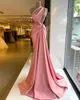 ピンクデザイナー2021サテンプロムドレス1つの肩のノースリーブビーズカスタムメイドプラスサイズのサイズのラックプリーツスイープトレインイブニングパーティーガウンベスティドス