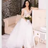 2022 Simple Tulle Beach Boho Robes de mariée Une ligne Robes de mariée Sheer Neck Cap Manches Appliques Plis Long Bohemian Country Style